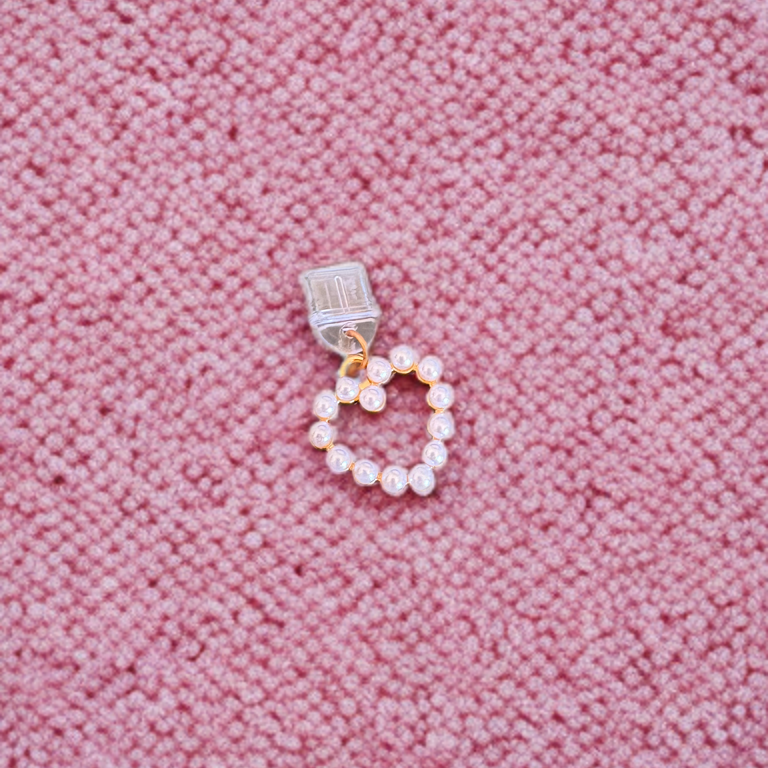 Kindle/E-Reader Pearl Heart Charm (USB‑C/Type C)